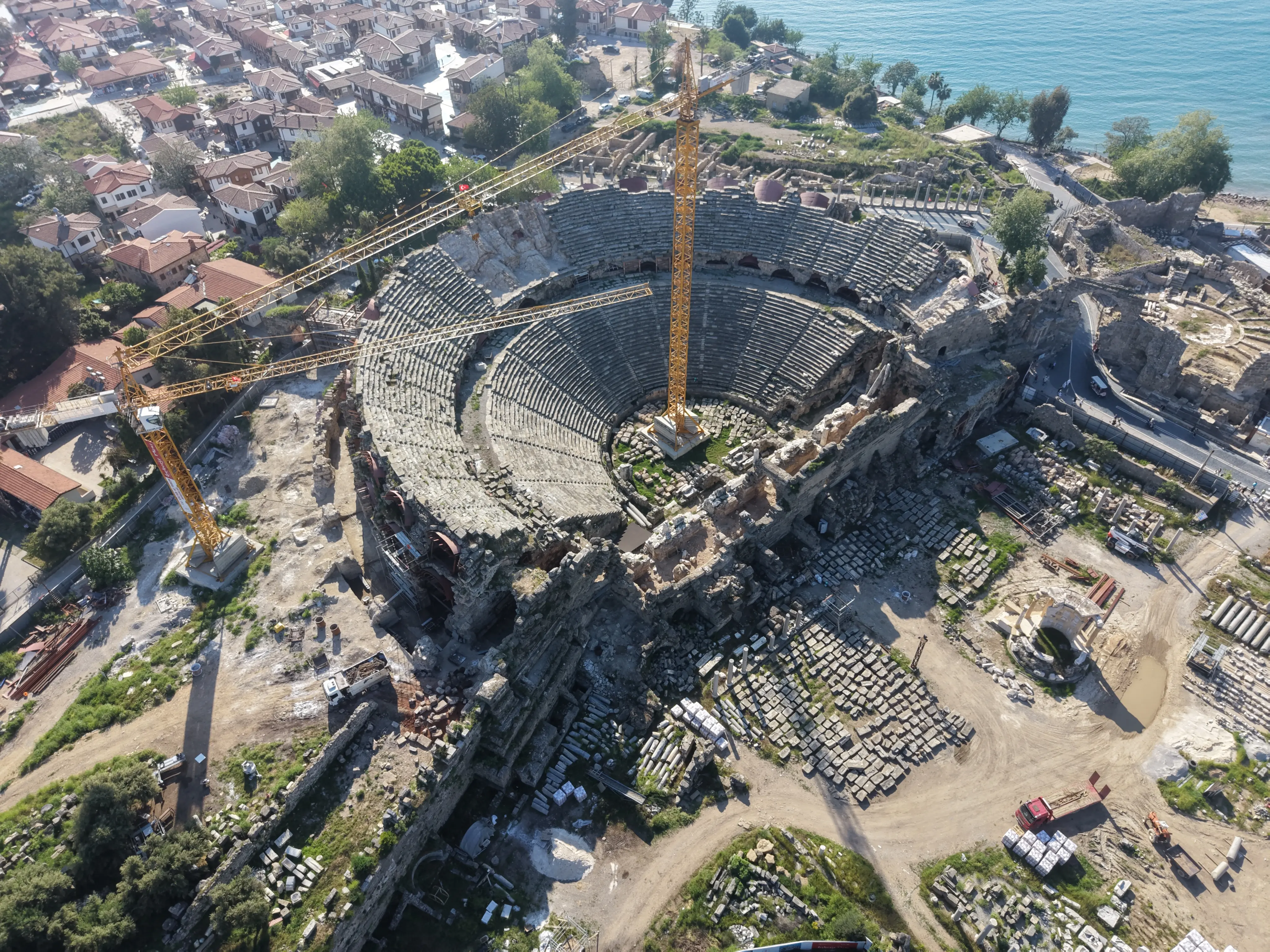 Side Tiyatrosu Restorasyonu — antik tiyatronun havadan görünümü